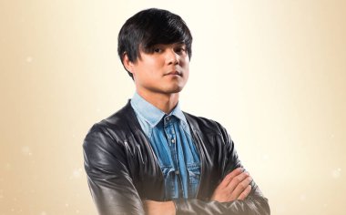 Asya yakışıklı modeli adam Studio koyu sarı zemin üzerine