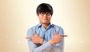 Gözlüklü olan laterallerin işaret eden Asya yakışıklı adam 