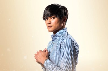 Asya yakışıklı modeli adam Studio koyu sarı zemin üzerine