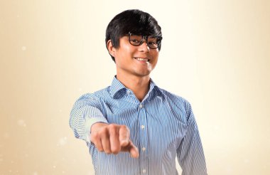 Gözlüklü okra b cephesinde gösteren Asyalı yakışıklı adam