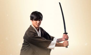 Katana koyu sarı zemin üzerine adamla Asya samuray