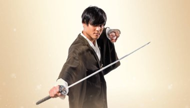 Katana koyu sarı zemin üzerine adamla Asya samuray