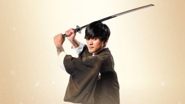 Katana koyu sarı zemin üzerine adamla Asya samuray