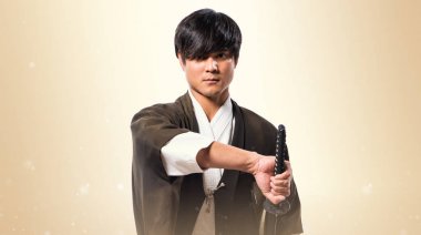 Katana koyu sarı zemin üzerine adamla Asya samuray