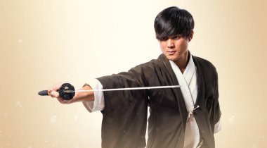 Katana koyu sarı zemin üzerine adamla Asya samuray