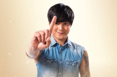 Bir koyu sarı arka plan üzerinde sayma Asya yakışıklı adam