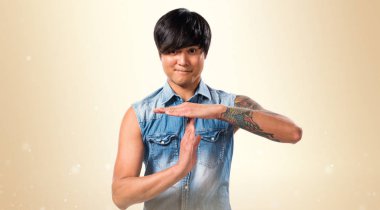 Asya yakışıklı adam yapma zaman aşımı jest koyu sarı zemin üzerine