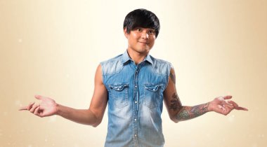 Şüpheleri üzerinde och laterallerin işaret eden Asya yakışıklı adam