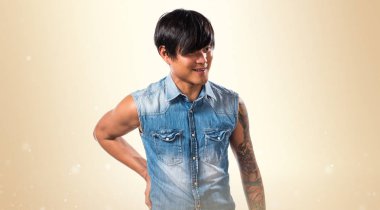 Koyu sarı zemin üzerine sırt ağrısı ile Asya yakışıklı adam