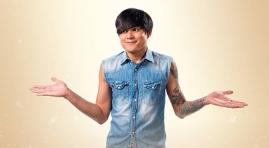 Asya yakışıklı adam koyu sarı adam önemsiz jest yapma