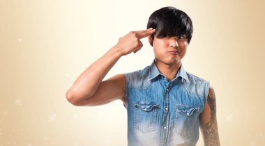 Asya yakışıklı adam yapma intihar jest koyu sarı zemin üzerine