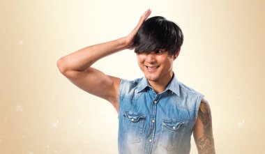 Koyu sarı zemin üzerine şüpheleri Asya yakışıklı adam