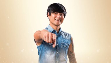 Koyu sarı zemin üzerine açık gösteren Asyalı yakışıklı adam