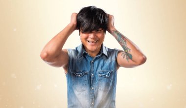 Hayal kırıklığına uğramış Asya yakışıklı adam koyu sarı zemin üzerine