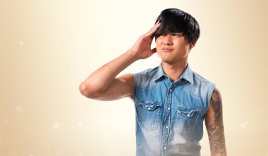 Hayal kırıklığına uğramış Asya yakışıklı adam koyu sarı zemin üzerine