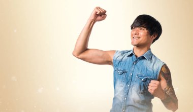 Şanslı Asya yakışıklı adam koyu sarı zemin üzerine