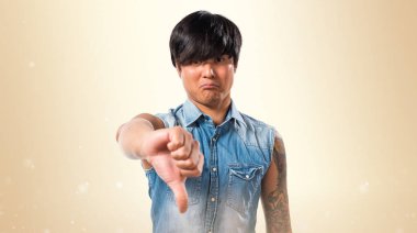 Asya yakışıklı adam kötü sinyal üzerinde koyu sarı arka plan yapma