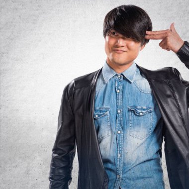 Asya yakışıklı adam intihar jest yapma dokulu arka plan