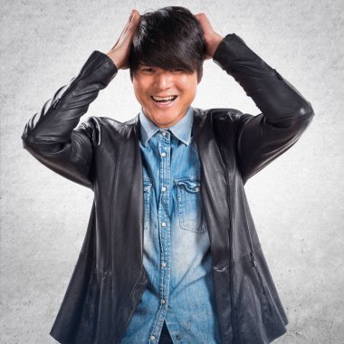 Dokulu arka plan üzerinde hayal kırıklığına Asya yakışıklı adam