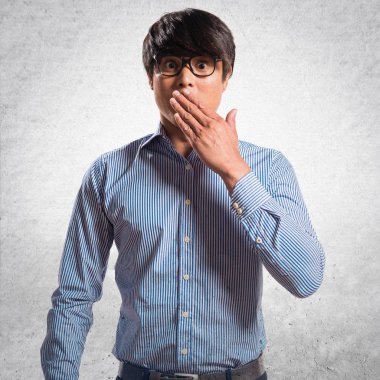 Asya yakışıklı adamla yapım sürpriz jest textu üzerinde gözlük