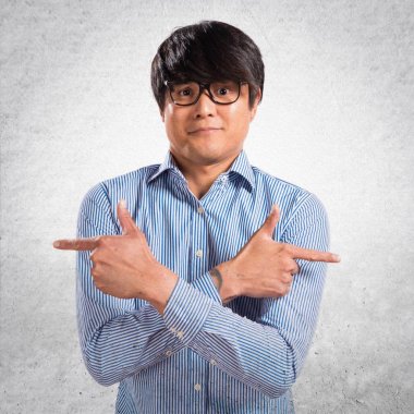 Gözlüklü olan laterallerin işaret eden Asya yakışıklı adam 