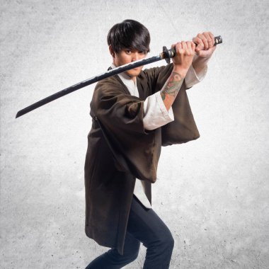 Dokulu arka plan katana adamla Asya samuray