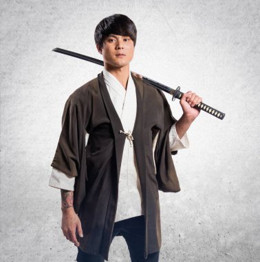 Dokulu arka plan katana adamla Asya samuray