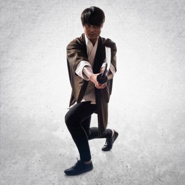 Dokulu arka plan katana adamla Asya samuray