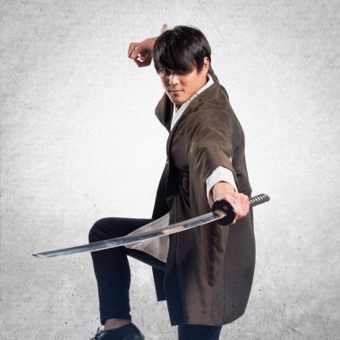 Dokulu arka plan katana adamla Asya samuray