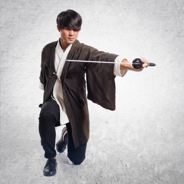 Dokulu arka plan katana adamla Asya samuray