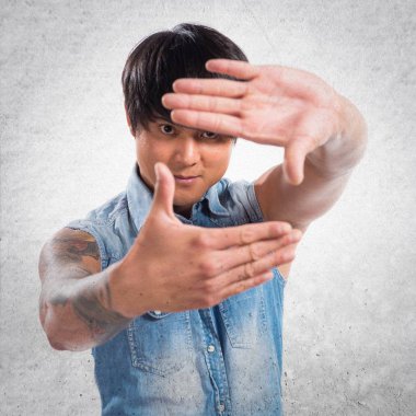 Onun parmaklarıyla dokulu backgro üzerinde odaklanan Asya yakışıklı adam