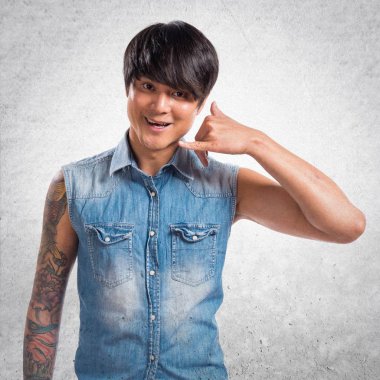 Asya yakışıklı adam yapım telefon jest dokulu arka plan üzerinde