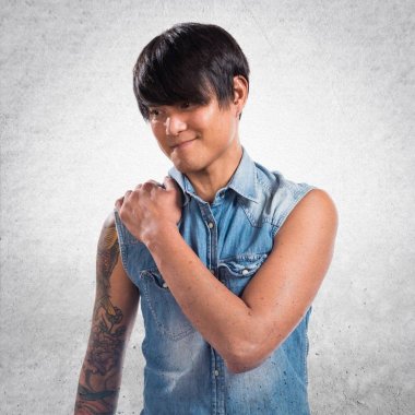 Omuz ağrısı dokulu arka plan üzerinde olan Asya yakışıklı adam