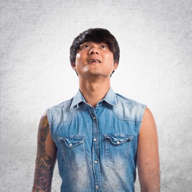 Dokulu arka plan üzerinde görünen Asya yakışıklı adam