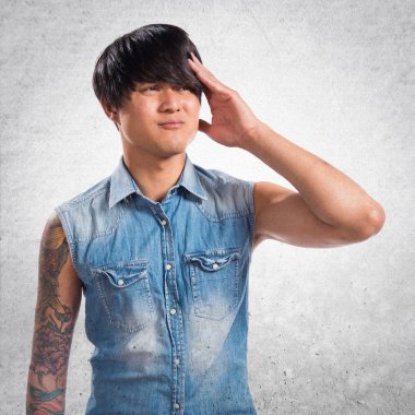 Dokulu arka plan üzerinde hayal kırıklığına Asya yakışıklı adam