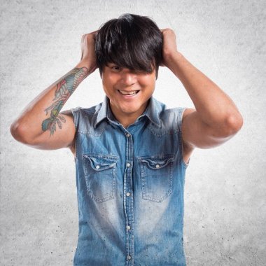 Dokulu arka plan üzerinde hayal kırıklığına Asya yakışıklı adam