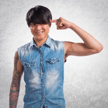 Asya yakışıklı adam deli hareketi üzerinde dokulu arka plan yapma