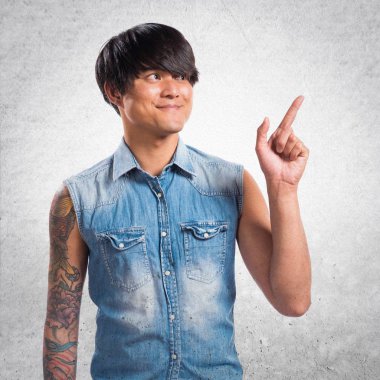 Yukarı dönük ve dokulu backgrou düşünüyorum Asya yakışıklı adam