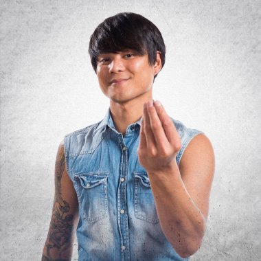 Asya yakışıklı adam yapma para jest dokulu arka plan üzerinde