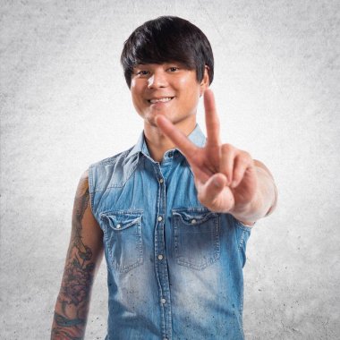 Zafer jest yapma Asya yakışıklı dokulu arka plan