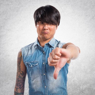 Asya yakışıklı adam kötü sinyal üzerinde dokulu arka plan yapma