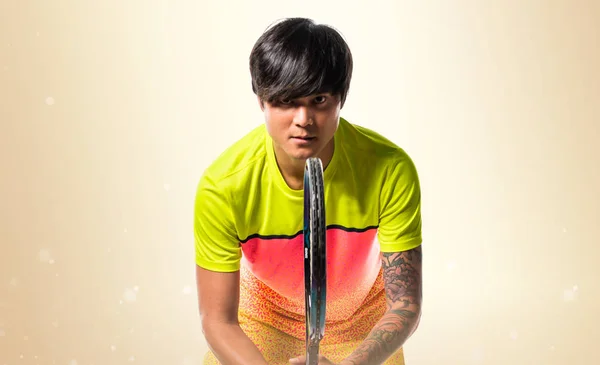 Asiático tenis jugador hombre en ocre fondo — Foto de Stock
