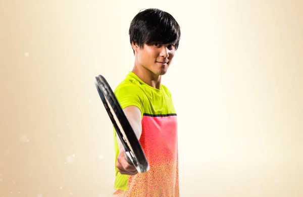 Ázsiai tenisz játékos ember okker háttér — Stock Fotó