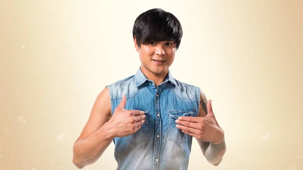 Ázsiai jóképű férfi így meglepetés gesztus okker háttér — Stock Fotó