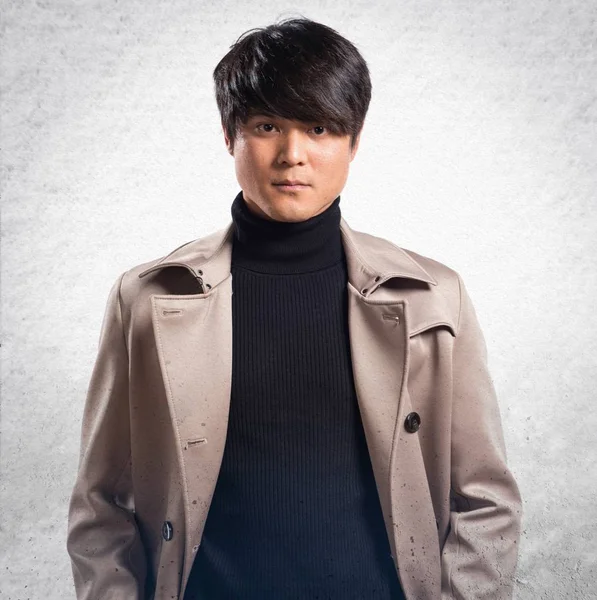 Çin yakışıklı modeli adam Studio dokulu arka plan üzerinde