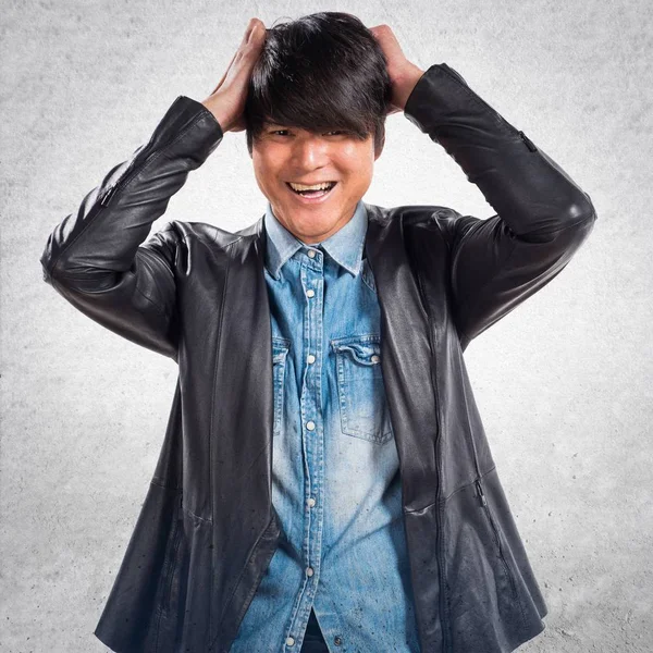 Dokulu arka plan üzerinde hayal kırıklığına Asya yakışıklı adam