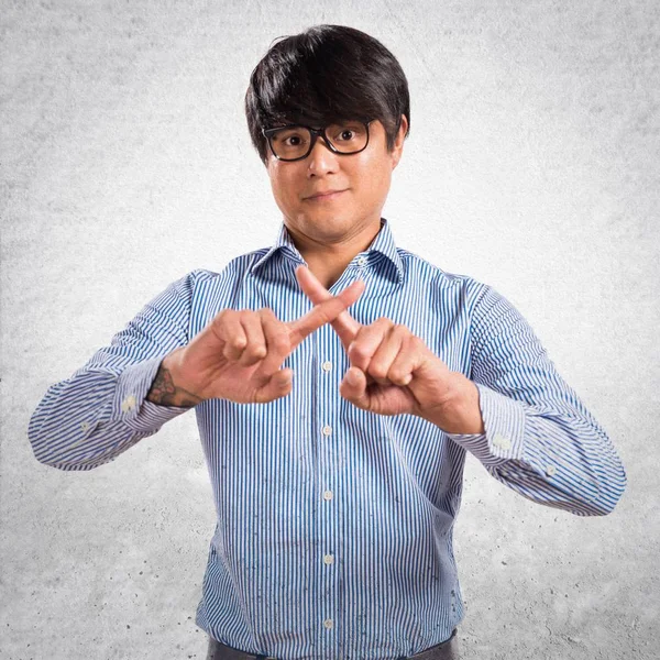 Ázsiai jóképű férfi, így nem a gesztus a texturált ba szemüveg — Stock Fotó