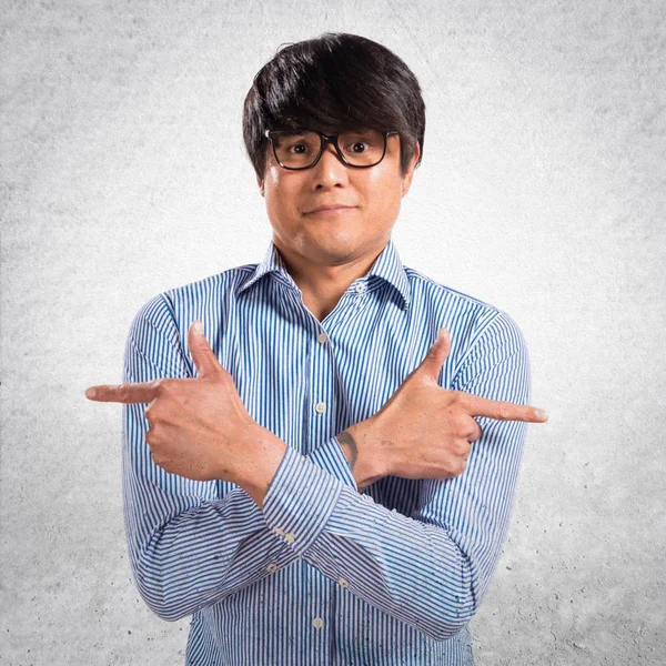 Gözlüklü olan laterallerin işaret eden Asya yakışıklı adam 