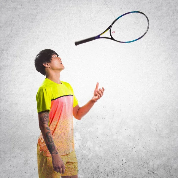 Asiático tenis jugador hombre en texturizado fondo — Foto de Stock