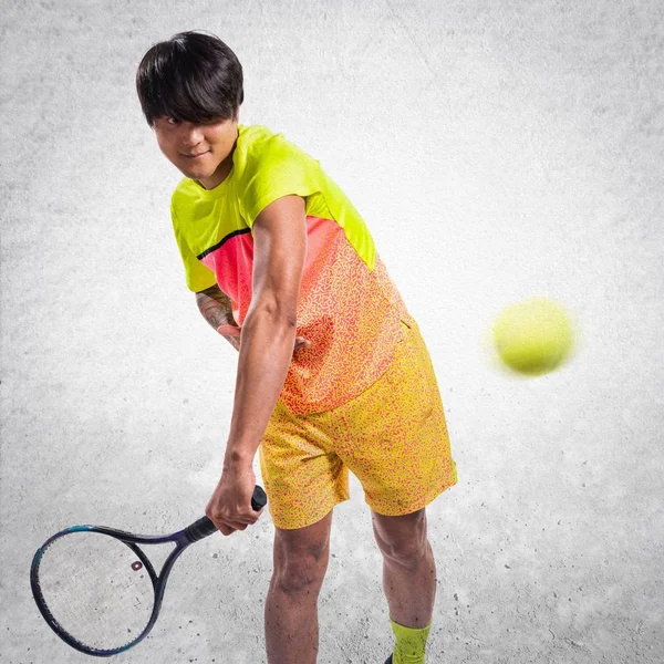 Azjatycka tenis gracz człowieka na teksturowanej tło — Zdjęcie stockowe